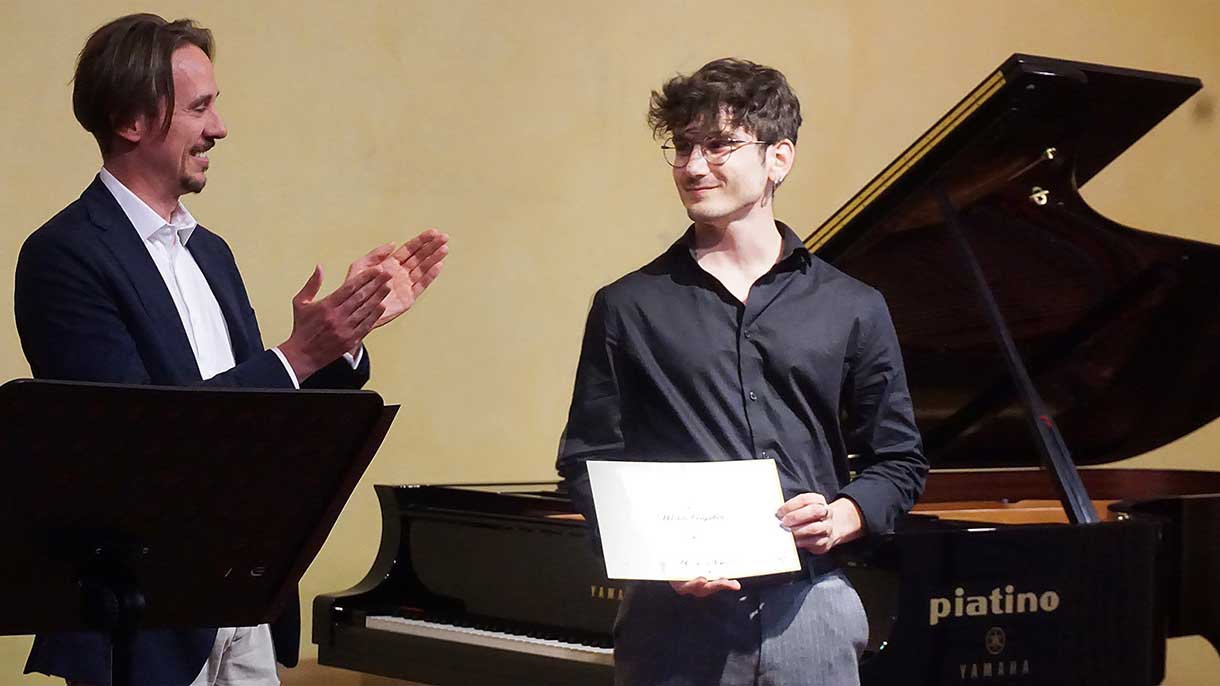 Paolo Canè della Canè S.p.A consegna una delle borse di studio al pianista Michele Argentieri