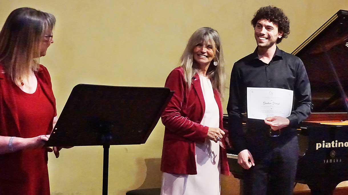 Laura Richaud, Presidente dell’Accademia, consegna la borsa di studio Barberi Bianchi al pianista Gianluca Faragli
