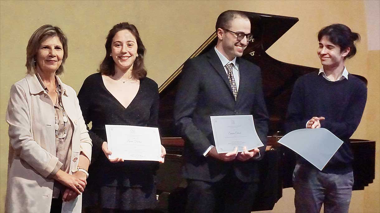 Francesca Pignatelli, consigliera del CdA della Fondazione, consegna le borse di studio a nome di pubblico e abbonati dell’Accademia a Laura Fiorese, Simone Colucci, Martino Brocchieri, Lorenzo Nguyen