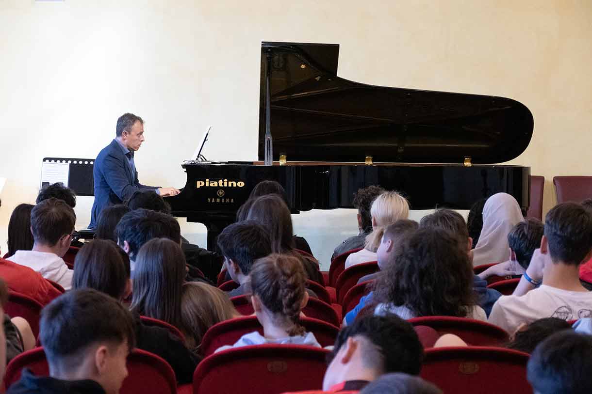 lezione concerto scuole pinerolo tenuta da Claudio Voghera e allievi dell'Accademia di Musica